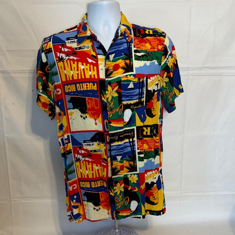 REASON Colorful Hawaiian Print Men's Size Medium Button Shirt